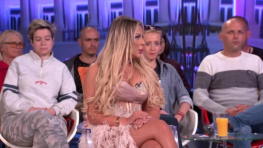 IZGLEDAŠ KAO GICA PRASICA: Sanja repetirala vređalicu, pa osula rafal po Sofiji, a ona joj poklonila svoj parfem i poručila: EVO TI, VOLIŠ POLOVNE STVARI! (VIDEO)