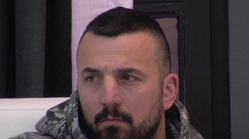 PRODUŽEN PRITVOR SESTRI VLADIMIRA TOMOVIĆA! Oglasio se advokat, progovorio o incidentu koji je izazvala ispred HRAMA!