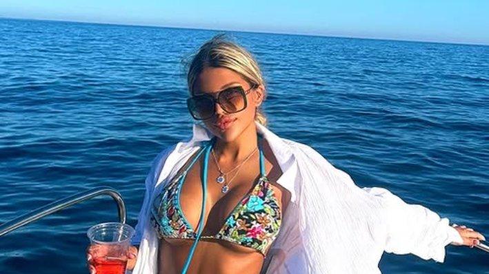 VODITELJKA PODIŽE TEMPERATURU! Ivana Šopić mami uzdahe na Ibici, podelila golišave fotke sa plaže (FOTO)