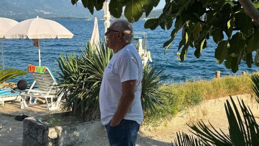 Pevač ima svoju PRIVATNU PLAŽU u Crnoj Gori: Evo kako izgleda njegova luksuzna vila u kojoj je letovalo pola estrade (FOTO)