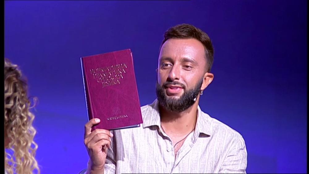 OBILI JOJ SE POKLONI O GLAVU! Sofija na meti fanova, stigla žestoka provokacija koju neće zaboraviti: Obmane i laži si magistrirala, sad je red... (VIDEO)