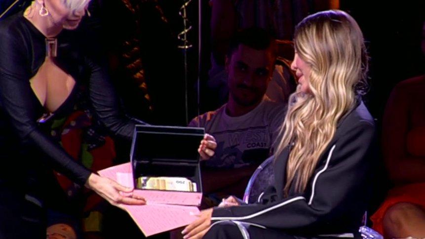 Odrešili kesu: Fanovi Luke i Aneli dokazali da ne štede, poslali im kutiju punu EVRA! (VIDEO)