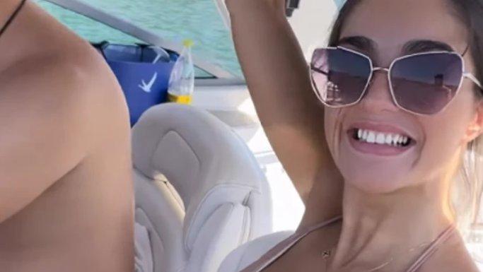 Anđela Đuričić u minijaturnom bikiniju koji JEDVA PREKRIVA INTIMU: Snimala se sa Gastozom na brodu, a on bez majice (VIDEO)