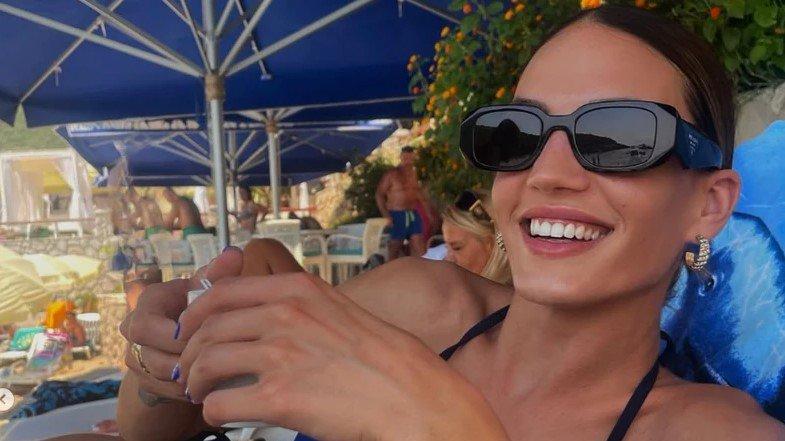 Naša pevačica kida kako izgleda: Slikala se pored bazana i pokazala pločice, a ima samo 48 kilograma