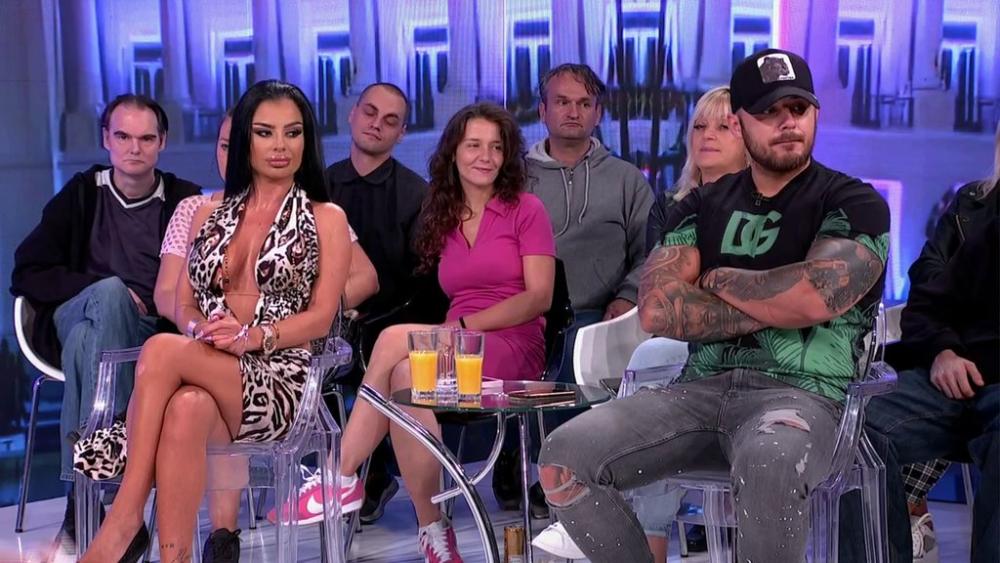 BUKTI RAT: Gledalac potkačio Sanju, izneo teške reči na njen račun, pa dobio BRUTALAN odgovor! (VIDEO)