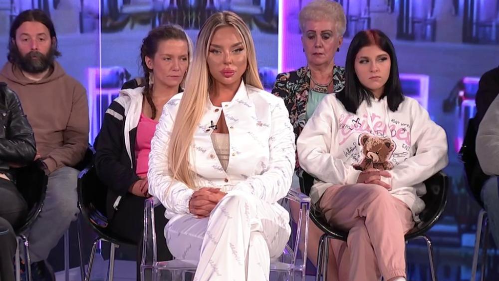 Žestoko rešetanje: Sofija saterana u ćošak, odgovorila na sva pitanja o Medi, kostimima i poznanstvu sa Helenom Foks! (VIDEO)