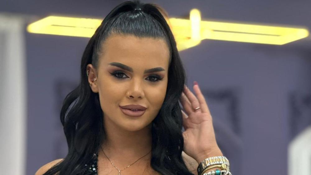 GRUDI SAMO ŠTO NE ISPADNU IZ KORSETA! Anita Stanojlović promenila lični opis, pa se zavodljivo slikala: Ovo kao da nije ona (FOTO)