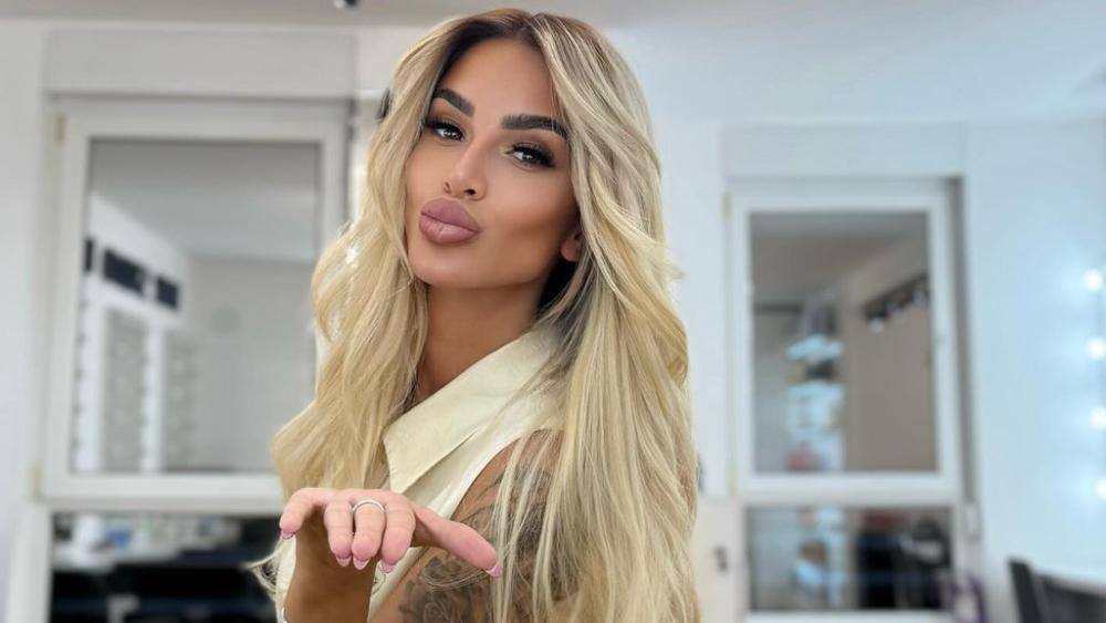 POZIRALA BEZ BRUSA, A LICE KAO PORCELANSKA LUTKA! Evo kako Aleks Nikolić izgleda pred Elitu 9 (FOTO)