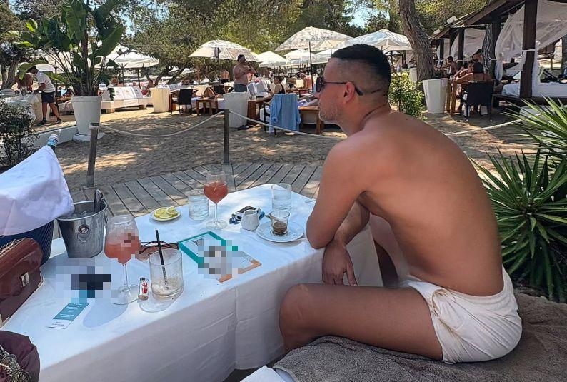 Voditelj uslikan na odmoru: Na njemu samo beli, uski šorčić, a na stolu samo što od ptice mleka nema