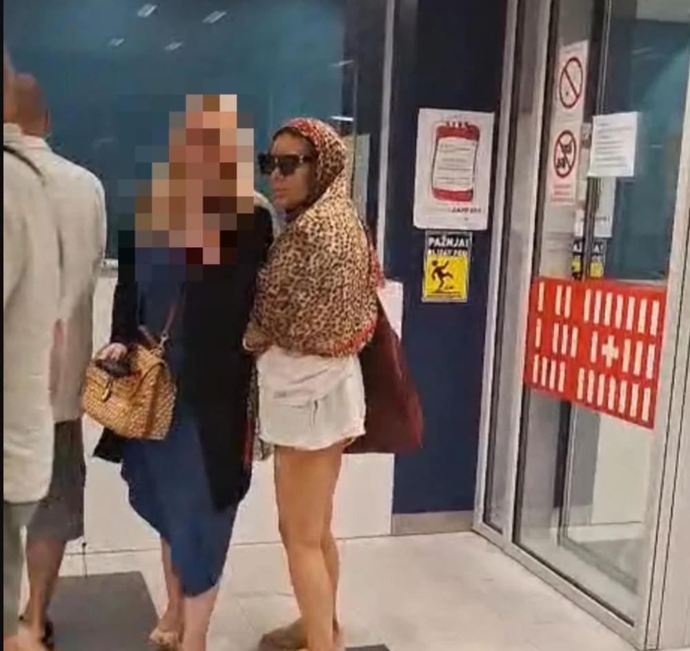 "Lepo mu je bilo da ide po emisijama i hvali se što je sa tobom" Oglasila se Anina KOLEGINICA nakon što je pevačica javno pokazala MODRICE NA TELU: "Drznuo se da te tuče!"
