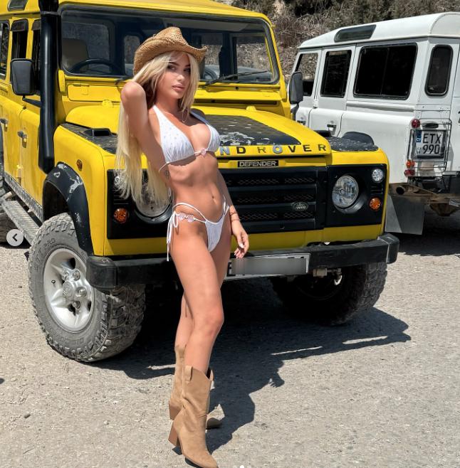 MILICI KEMEZ POSLE RAZVODA POPUSTILE KOČNICE Na njoj samo beli bikini i kaubojke, a iza besan automobil (FOTO)