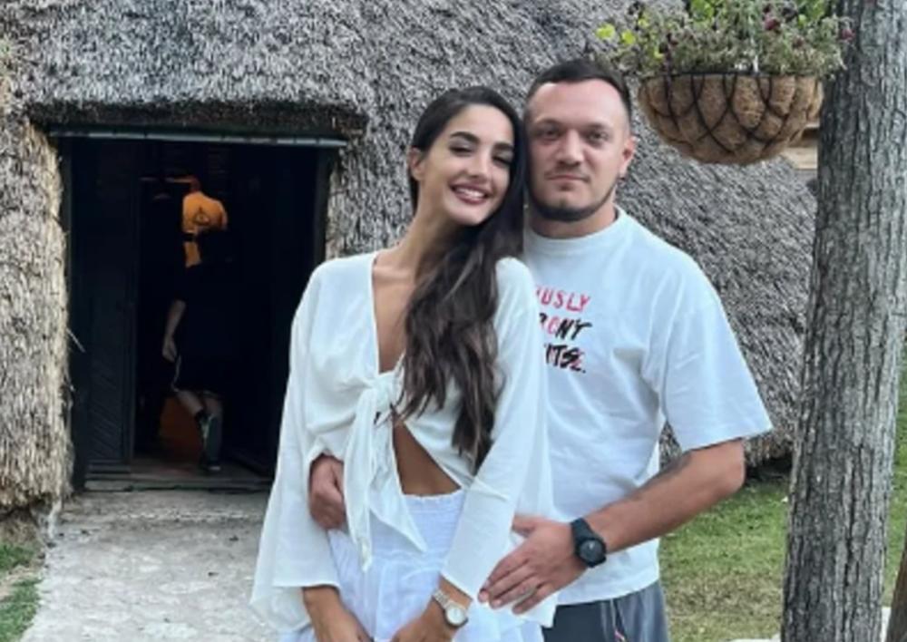 Gastoz otišao kod Anđelinih RODITELJA U CRNU GORU: Podelili fotografiju iz Kolašina, a svi se pitaju kako će njeni reagovati na NOVOG ZETA (FOTO)
