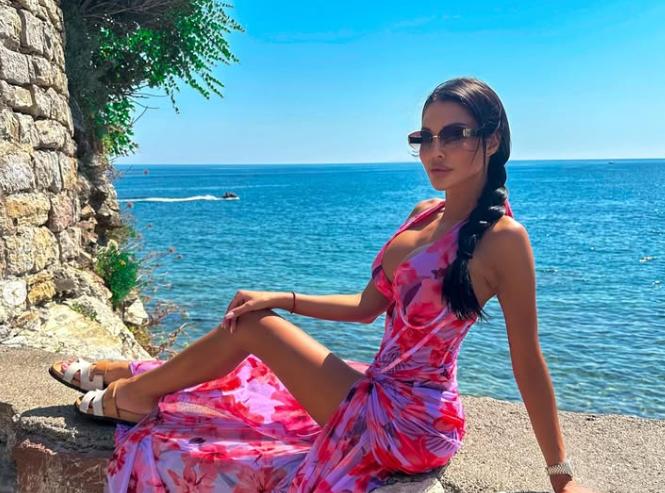 Maja Marinković završila na jahti: Noćna plovidba, grudi jedva prekrila