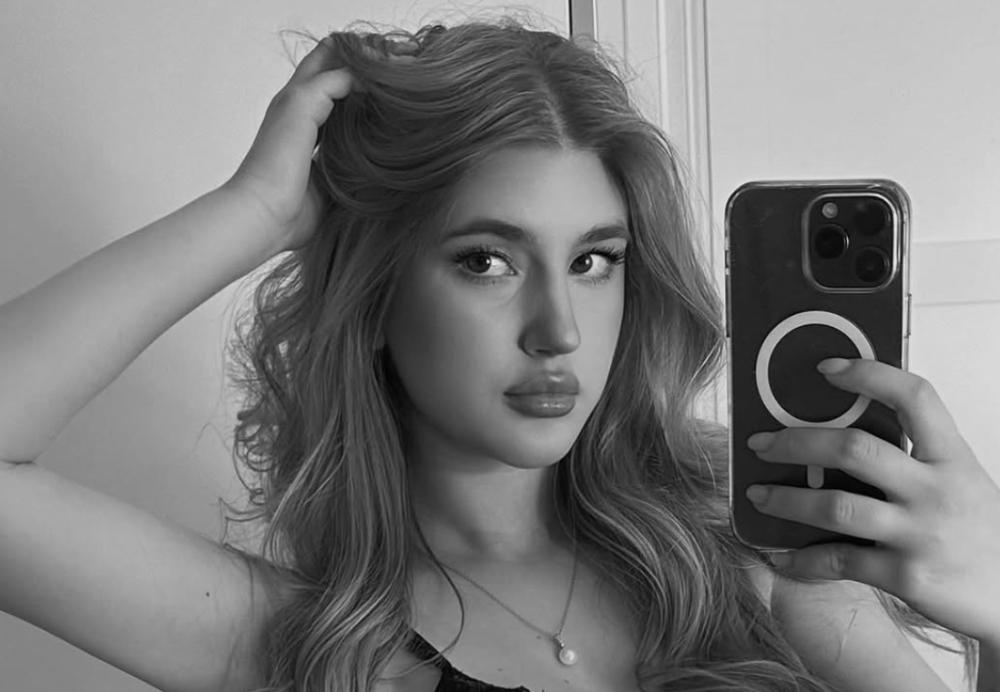 Ćerka Goca Tržan i Ivana Marinkovića pozirala PORED JAHTE u crnom bikiniju, svi primetili drastičnu promenu, a  MAJKA odmah poletela u komentare (FOTO)