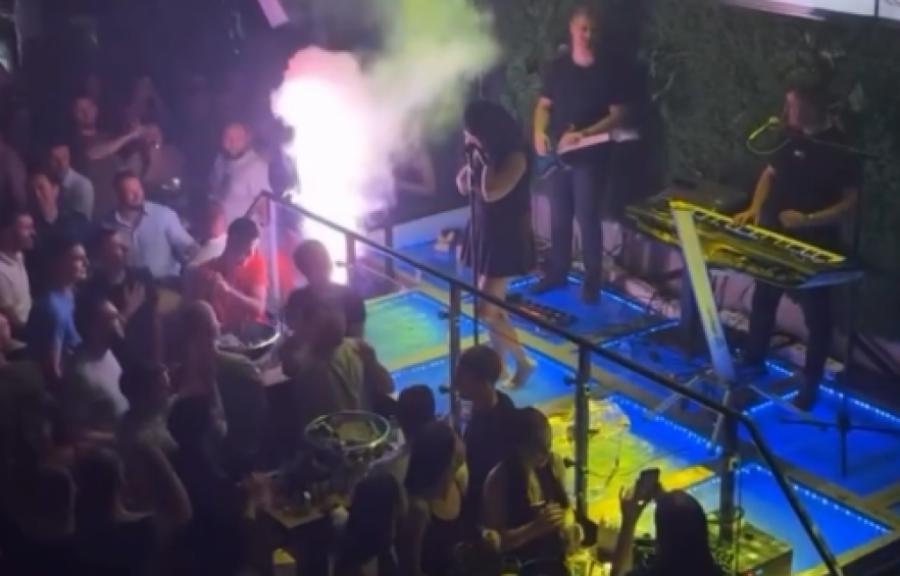 NAŠA PEVAČICA PREKINULA NASTUP, ZAVRŠILA U SUZAMA: Iz publike se prolomio VRISAK koji je ostavio bez teksta! (VIDEO)