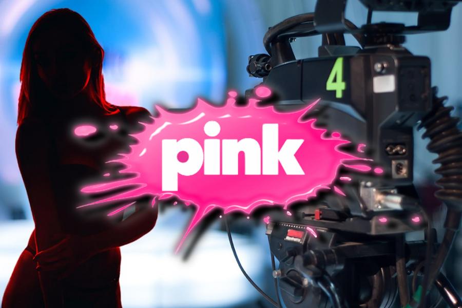 SKINULA SE VODITELJKA PINKA! Preplanulo telo i grudi u prvom planu, MAMI UZDAHE! (FOTO)