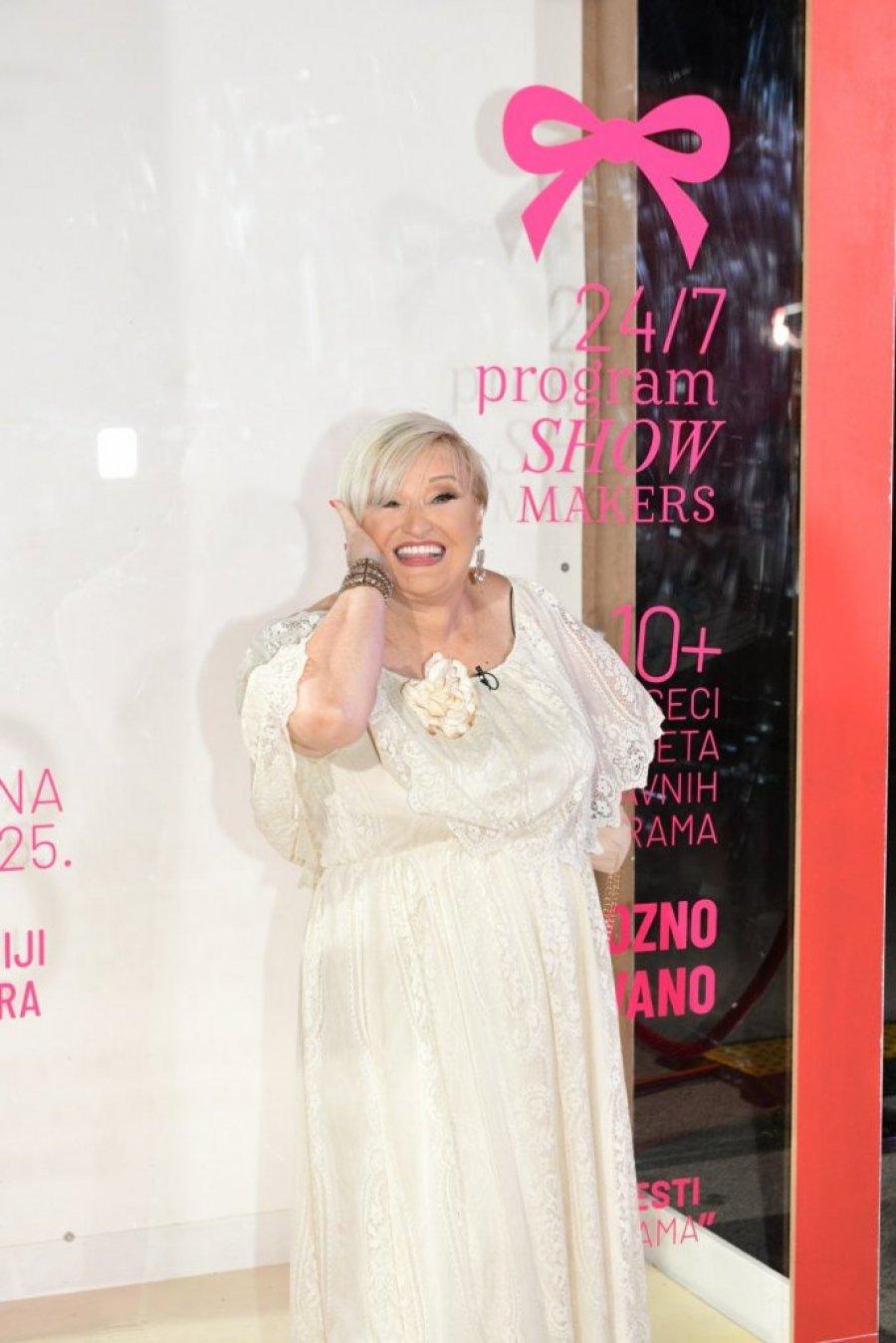 MILICA DUGALIĆ POKAZALA BUJNE GRUDI! Skinula se na pragu osme decenije, a svi komentarišu samo OVO! (FOTO)