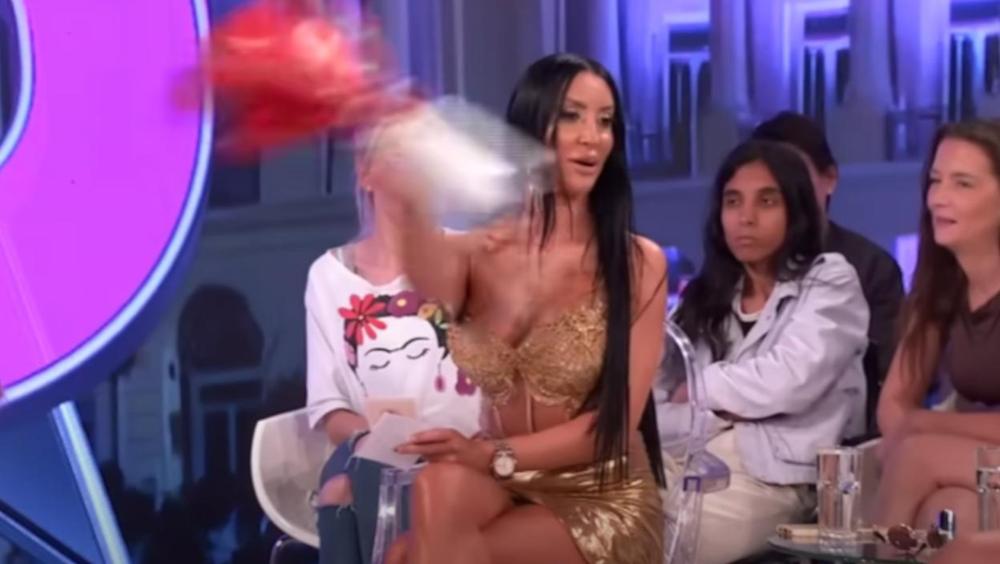 "Ovo je čista provokacija, sram da bude onog ko je ovo poslao" Slađa Poršelina bacala stvari po studiju - pobesnela kao ris zbog ove poruke i poklona