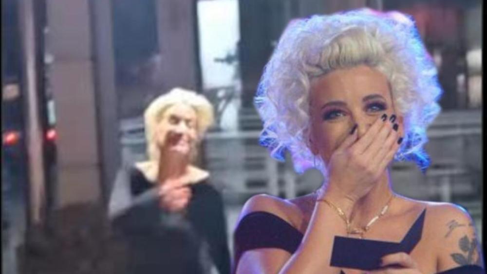 (VIDEO) Snimljeni tajno: Dušica Jakovljević se ljubila sa učesnikom Elite ispred zgrade Pinka! Nije znala da je kamera uključena
