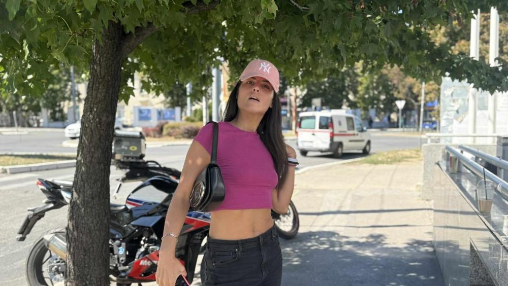 Došla na potpisivanje ugovora za "Elitu 9", pa napala novinara ispred zgrade Pinka: Ovo pitanje je isteralo iz takta