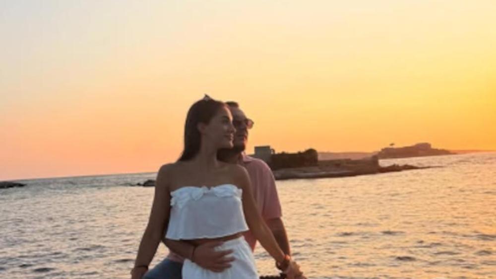 Anđela i Gastoz uhvaćeni u akciji - zaljubljeni par razmenjuje nežnosti na plaži (FOTO)