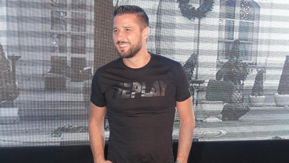 U jeku Mitrovićevog potpisivanja ugovora sa takmičarima "Elite 9", pojavio se i on - Marko Miljković ispred zgrade Pinka
