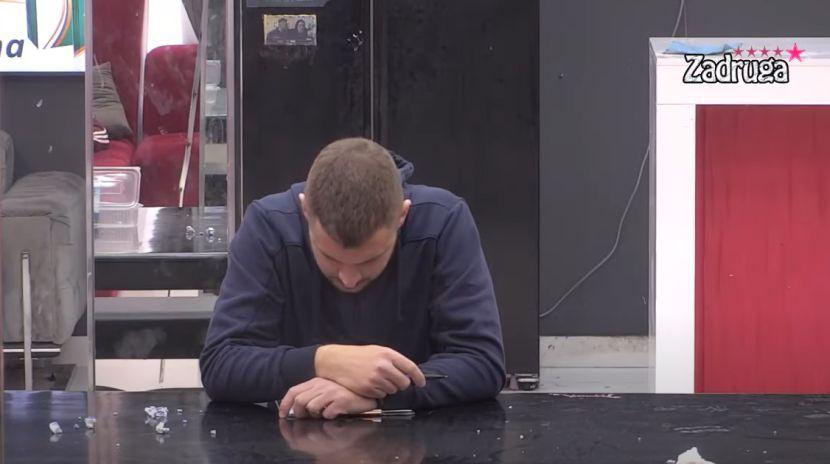 Pevač javno varao ženu, ljubavnici otvorio sajt za odrasle da zarađuju od njenih slika: Sad im uništen biznis