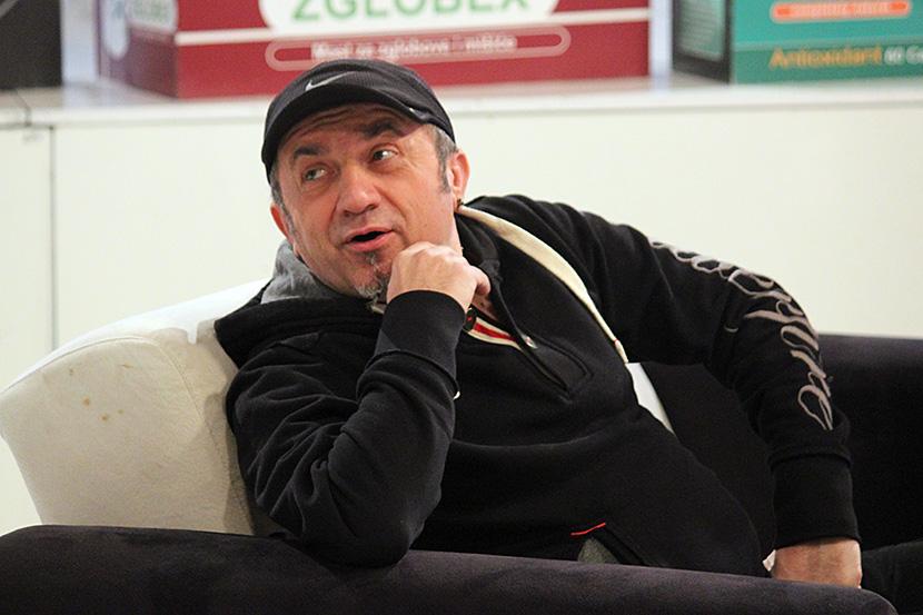 Dva dana častio celu kafanu kada mu je sin raskinuo sa pevačicom: Čeda stavio na stub srama svoju koleginicu