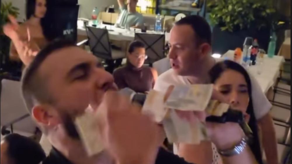 Ovako je bivši muž Ane Radulović proslavio rođenje ćerke: Iscepali mu majicu