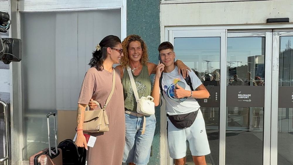 Mina Vrbaški sa majkom i bratom napustila Srbiju