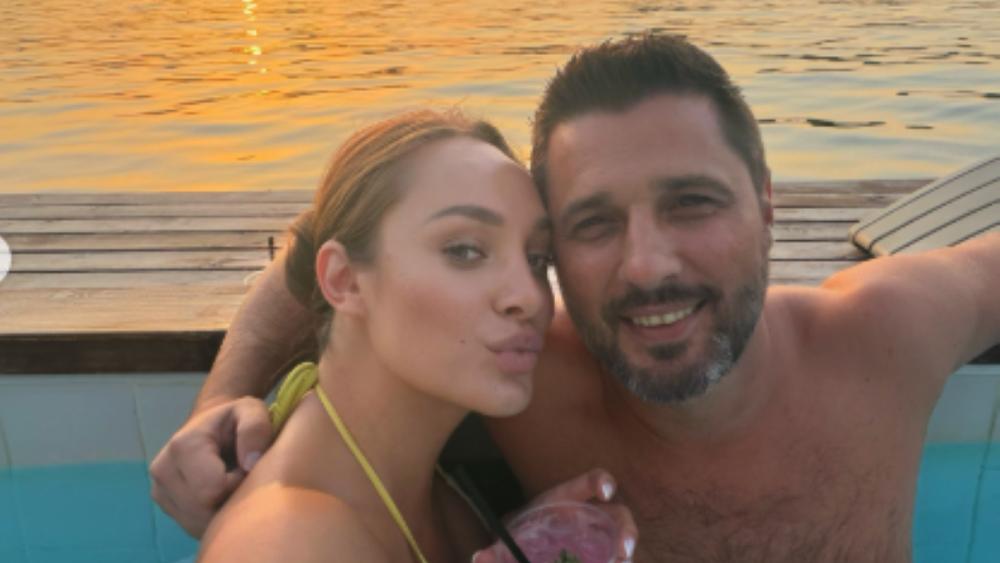 Luna i Marko razmenjuju nežnosti u bazenu