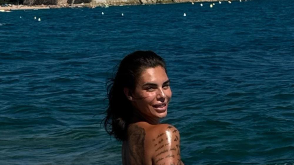 Mina Vrbaški pozira na plaži u minijaturnom bikiniju: Kupaći se jedva vidi