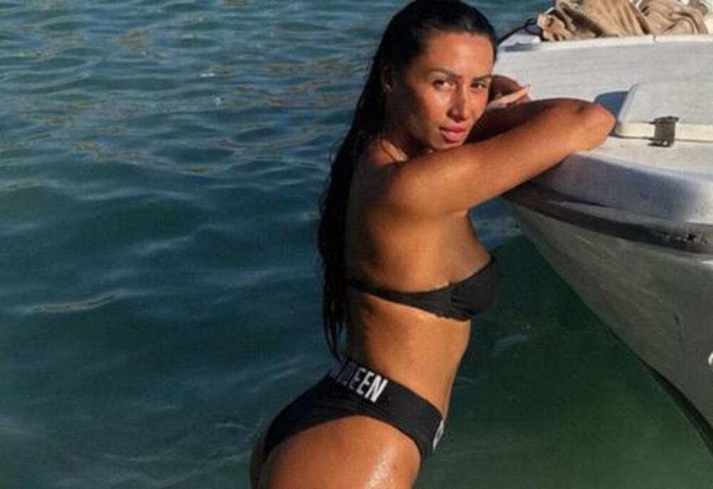SRBI ĆE JE SANJATI ZBOG OVIH VRELIH KADROVA: Skinula se i pokazala gde je najjača, ovakva ne treba ni da se skriva