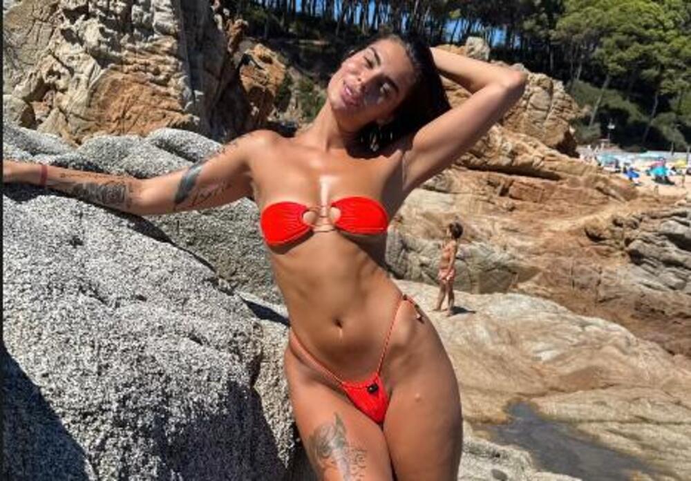 OVAKO, LJUDI, IZGLEDA ATOMSKA MINA: Mikro bikini jedva sakrio INTIMU, a kad je pokazala pozadinu nastao je potres