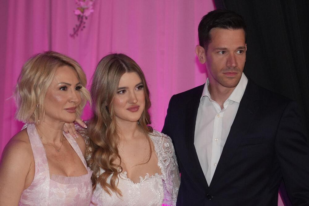 "BILI BI KAO ONA DVA DEBILA": Ivan izvređao na mrtvo na Rašu zbog Lenine odluke da promeni prezime: Ona je krštena!