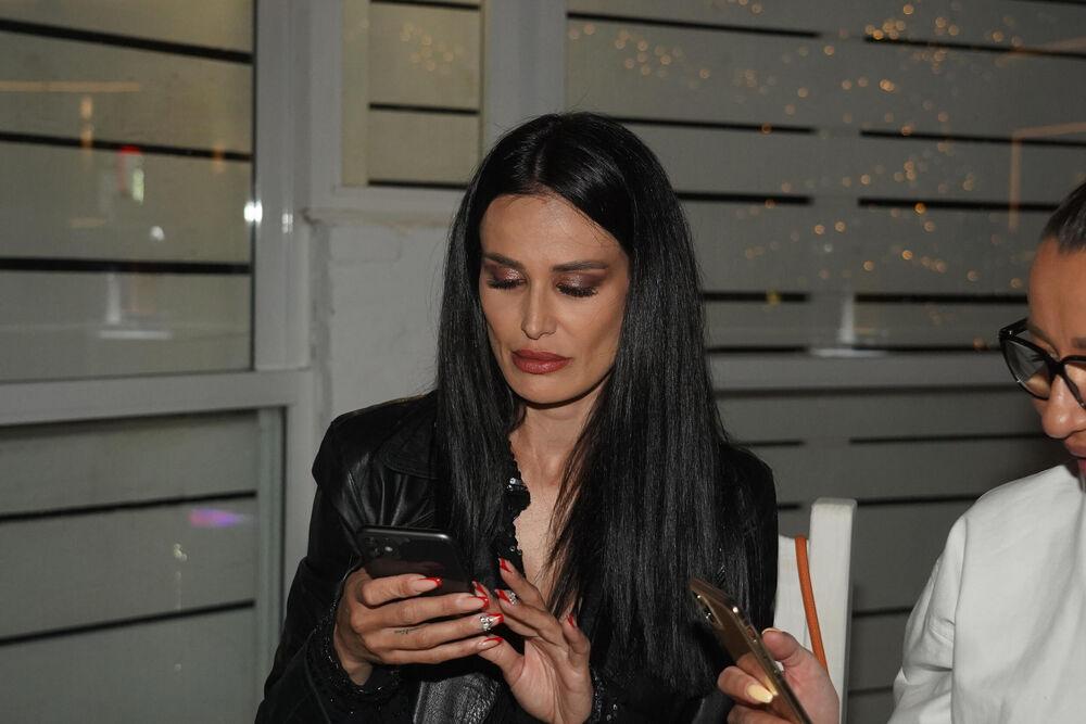 "JUČE SU MI PREMINULE MAJKA I SESTRA, DVA ŽIVOTA SU SE UGASILA" Jeziva objava Indi Aradinović na Instagramu (FOTO)