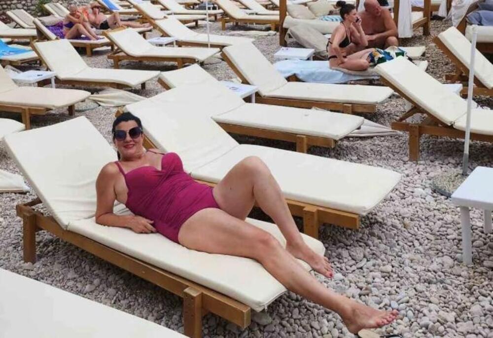 KAD IZGLEDA KO AVION NE MORA NI POD NOŽ: Fatalna crnka nije imala nijednu korekciju, a i danas je FATALNA za mnoge