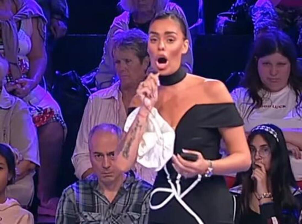 "SPAVAO SI SA PRIJATELJICOM MOJE MAME, POKAZIVAO SI SNIMAK!" Mina Vrbaški u suzama napustila STUDIO!