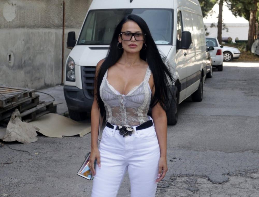 "Juče su mi preminule majka i sestra" Horor objava Indi Aradinović - Pevačica napravila haos