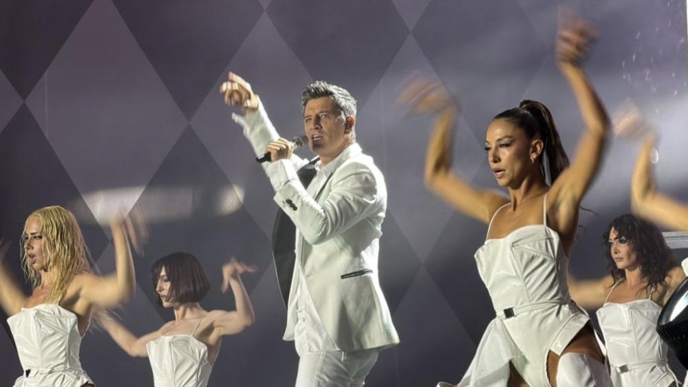 Sakis Ruvas napravio pometnju na Ušću! Srpkinje pale u delirijum, čuveni Grk izveo vreli ples (VIDEO)