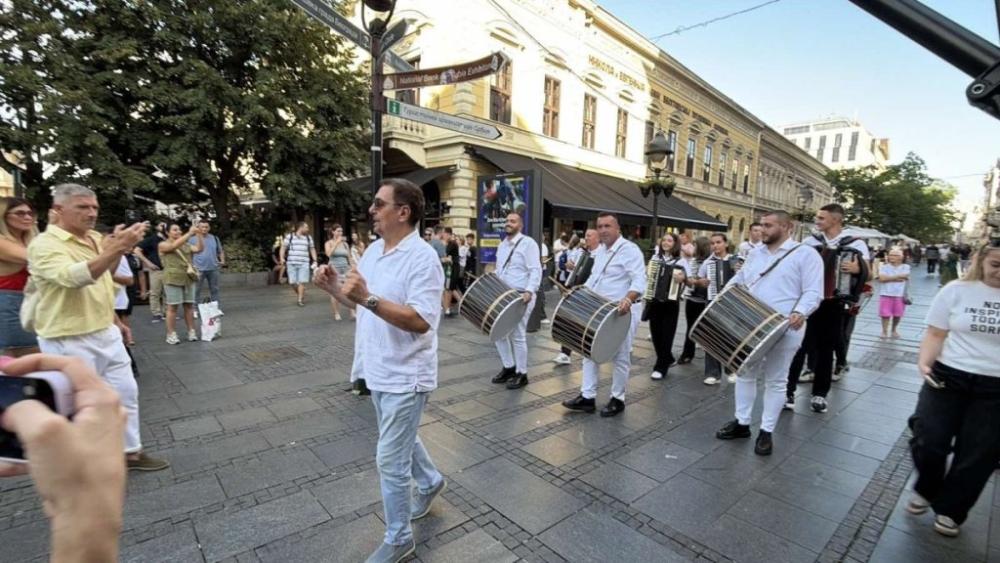 Prolaznici u šoku vadili telefone: Pogledajte šta je Keba uradio usred Knez Mihailove!