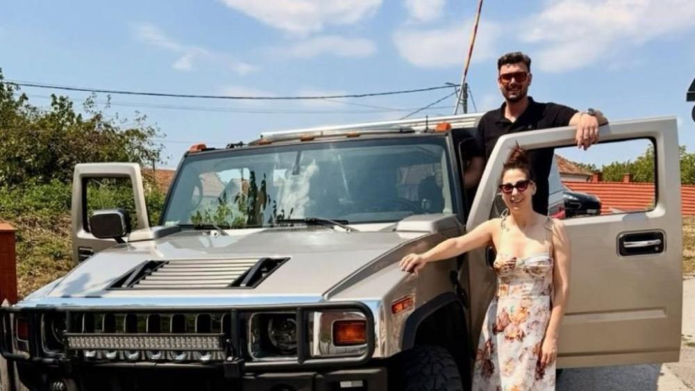 Pevačica i bivši maneken za volanom grdosije! Ne skidaju osmehe sa lica zbog nove avanture