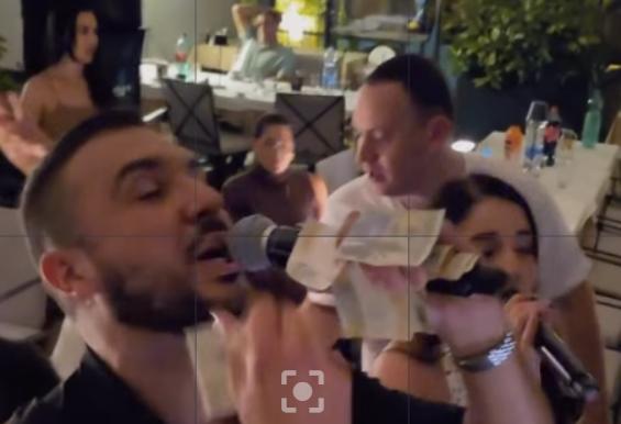 CEPALI MU MAJICU, A ONA OD SREĆE NIJE SKIDALA OSMEH: Isplivao snimak sa slavlja povodom rođenja Mirčetove ćerke - kuma završila na stolu (VIDEO)