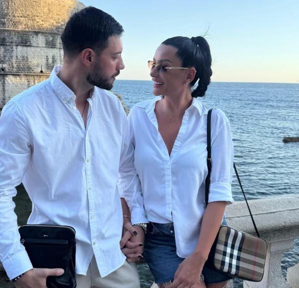 ESTRADA BRUJI O NJIMA! Poznati hirurg blista pored zgodne pevačice (FOTO)