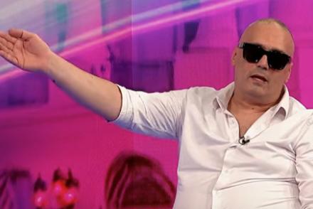 DRAMA BIVŠEG PARA ESKALIRALA ISPRED ZGRADE PINKA! On pretio novinarima, neviđeni haos: "Nemoj da mi prilaziš!"