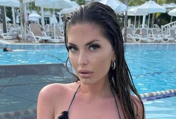 DA LI BISTE PREPOZNALI ANU RADULOVIĆ? Evo kako je voditeljka nekada izgledala: Crna kosa, preplanuli ten, minić...