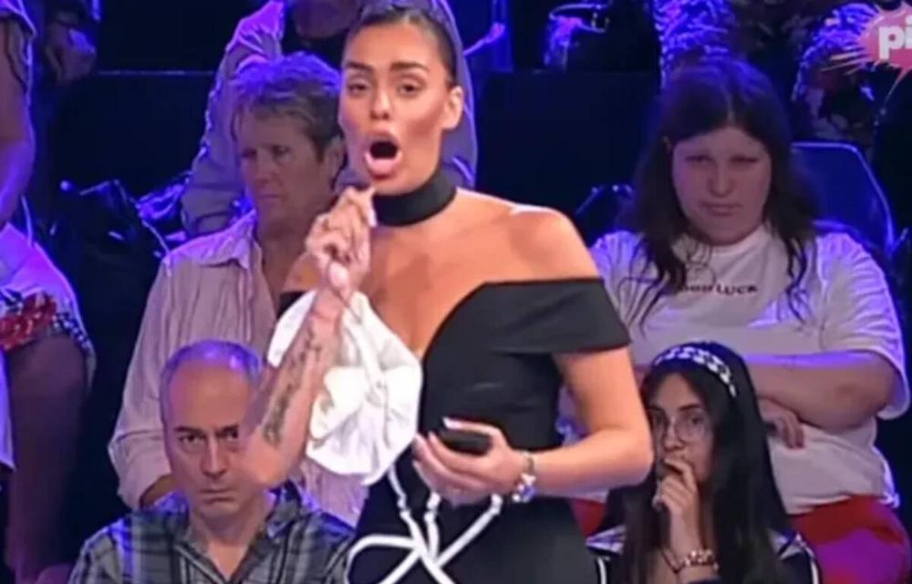 "Bio si sa maminom udatom drugaricom": Skandal uživo, Mina izvređala bivšeg pa napustila emisiju (Video)