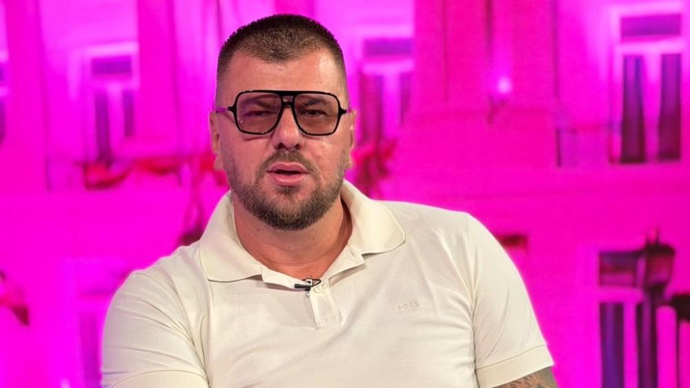 Srce još pamti... Janjuš zaintrigirao pratioce na Instagramu, usnimio se tokom tetoviranja, a jedan detalj mnogima je skrenuo pažnju! (FOTO)