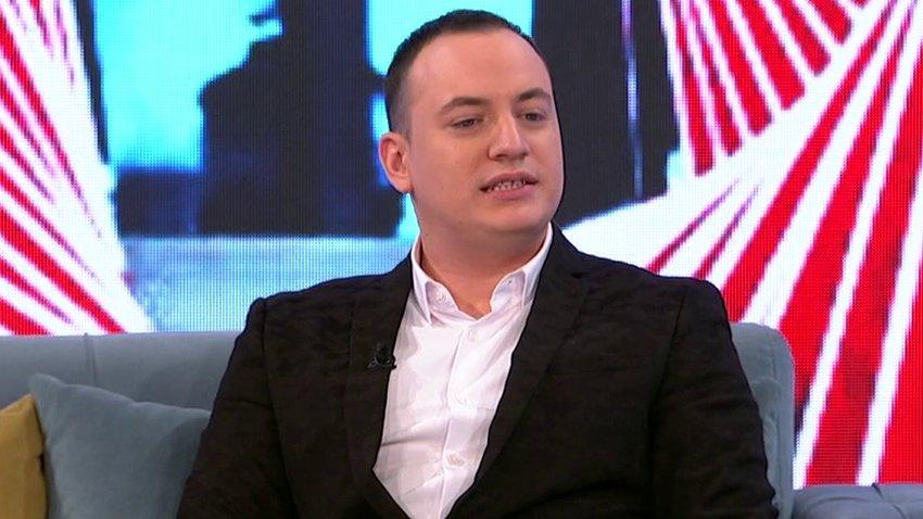 VIŠE NE KRIJU LJUBAV! Nova izabranica Mirčeta Radulovića objavila prvu zajedničku fotku: Grli ga i ljubi, a on ne skida osmeh s lica! (FOTO)