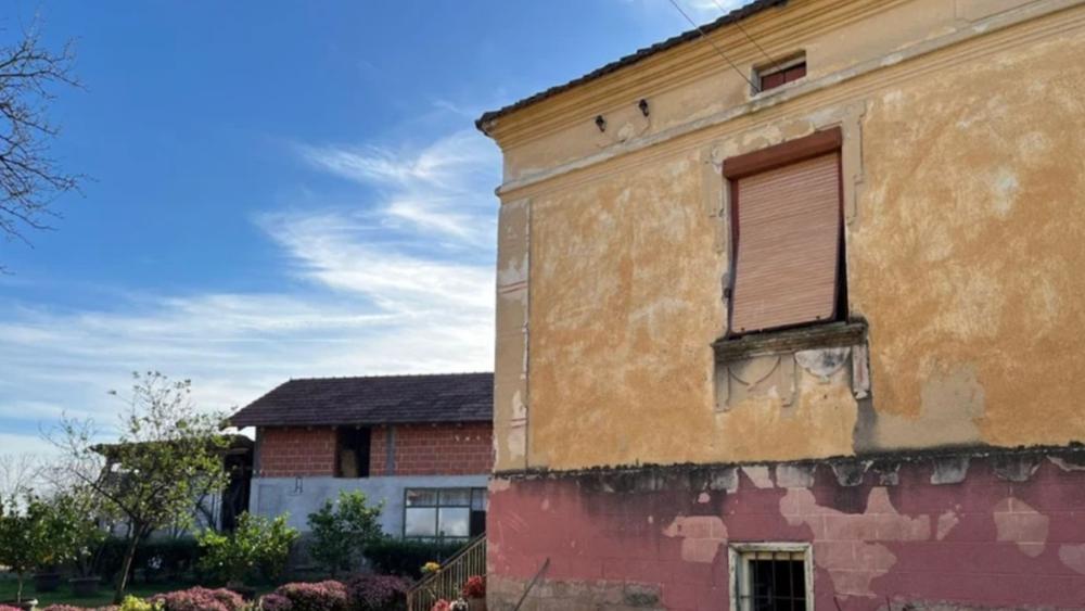 Ovo je rodna kuća Anite Stanojlović kod Kruševca, fasada otpada, vlaga i buđ